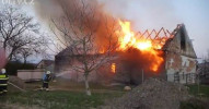 Hoří hospodářská budova v Šumvaldu