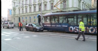 Osobní auto se v centru města srazilo s tramvají!