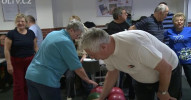 Senioři si užívali na bowlingu